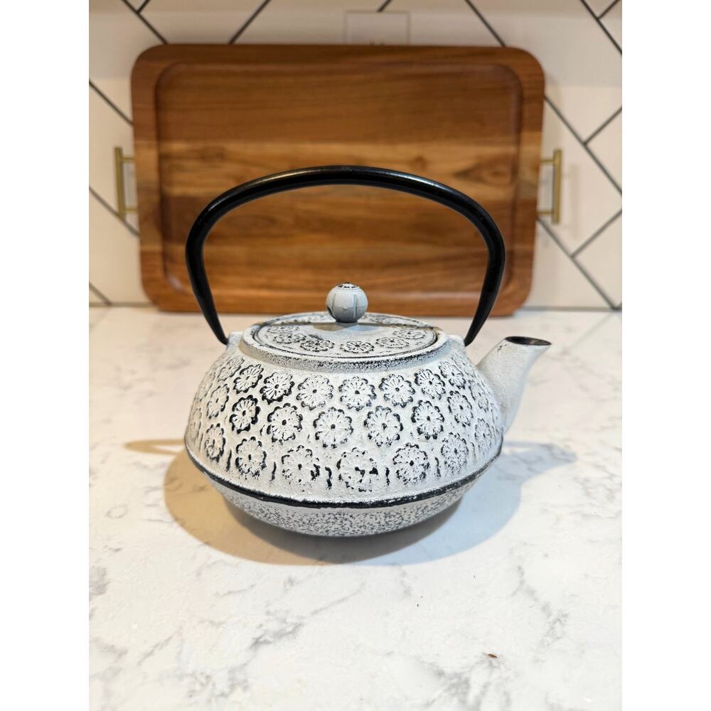 Secret de Gourmet cast iron teapot 1-liter floral design Japanese-style Tetsubin